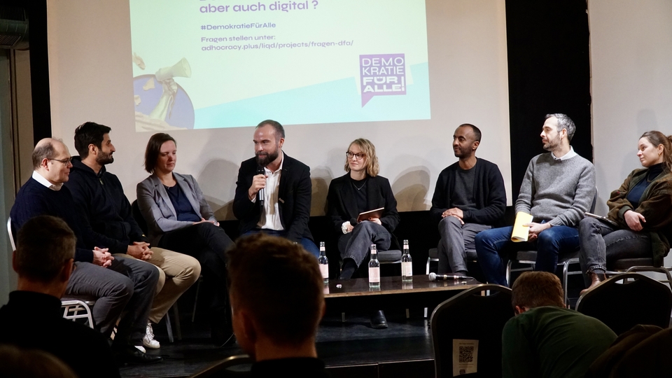 Das Panel bei der Podiumsdiskussion: Björn Jotzo, Kian Niromaand, Hendrikje Klein, Gregor Hackmack, Maria Lederer, Philmon Ghirmai, Timur Hussein und Berta del Ben (v.l.n.r.)